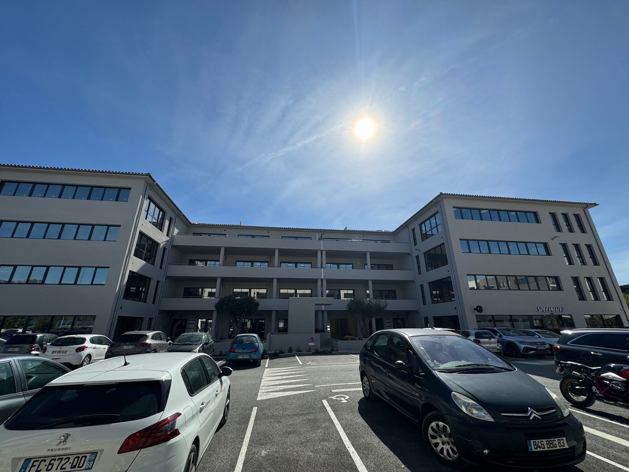 Vente bureaux neuf environ 105 m² + 4 places de parking - AUBAGNE 13400